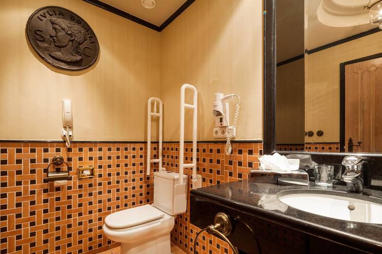 Baño adaptado Hotel ILUNION Mérida Palace