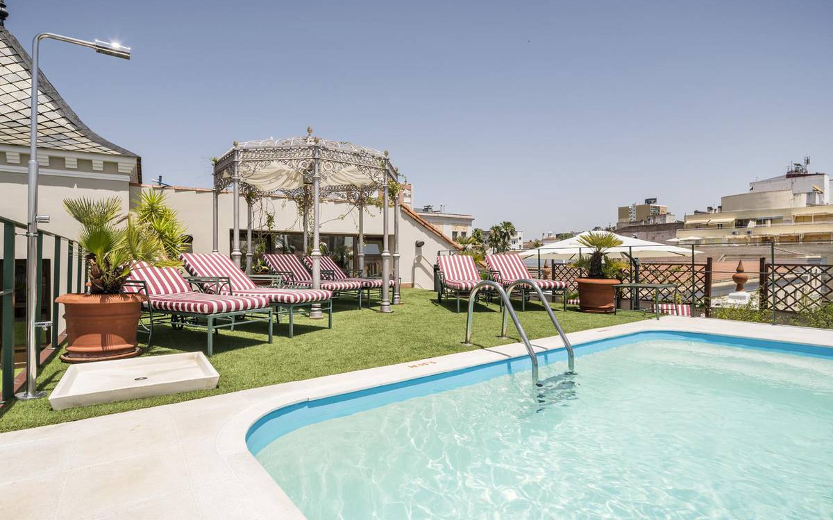 Piscina-solarium Hotel ILUNION Mérida Palace Piscina-solarium Hotel ILUNION Mérida Palace